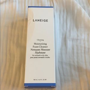 Moisturizing foam face cleanser